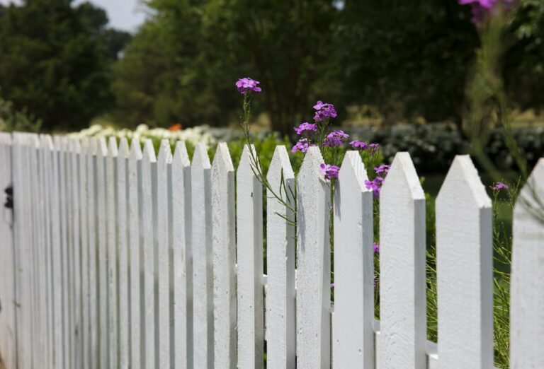 Vinyl Fence Installation Cost: Styles, Posts and Per-Foot Ranges